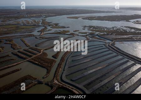 Luftaufnahme auf Sümpfen und Salinen, Naturpark Bahia de Caliz. Costa de la Luz, Provinz Cádiz, Andalusien, Spanien Stockfoto