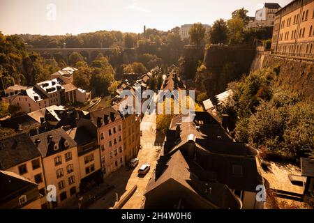 Europa, Luxemburg, Luxemburg-Stadt, Blick über den Grund in Richtung Citadelle du Saint-Esprit von Chemin de la Corniche Stockfoto