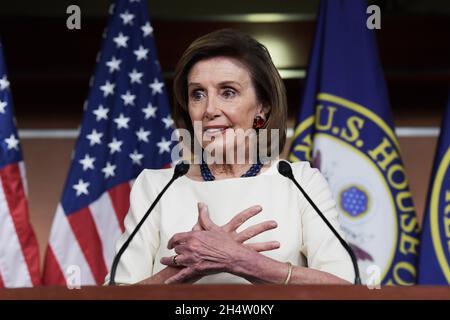 4. November 2021, Washington, District of Columbia, USA: Die Sprecherin des Hauses, Nancy Pelosi (D-CA), spricht während ihrer wöchentlichen Pressekonferenz heute am 04. November 2021 im HVC/Capitol Hill in Washington DC, USA. (Bild: © Lenin Nolly/ZUMA Press Wire) Stockfoto