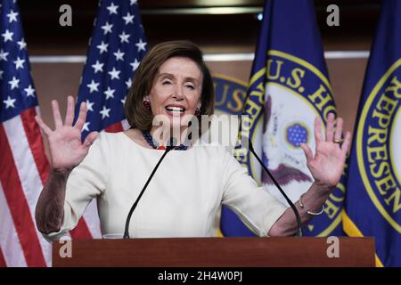 4. November 2021, Washington, District of Columbia, USA: Die Sprecherin des Hauses, NANCY PELOSI (D-CA), spricht während ihrer wöchentlichen Pressekonferenz heute am 04. November 2021 im HVC/Capitol Hill in Washington DC, USA. (Bild: © Lenin Nolly/ZUMA Press Wire) Stockfoto