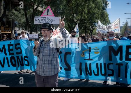 Barcelona, Spanien. September 2021. Aktivisten protestieren hinter ihrem Banner gegen eine ursprünglich geplante Erweiterung der Landebahn des Flughafens 'El Prat' Stockfoto