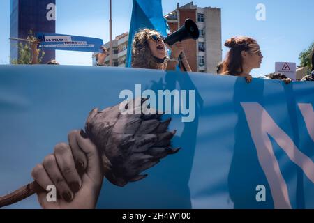 Barcelona, Spanien. September 2021. Aktivisten protestieren hinter ihrem Banner gegen eine ursprünglich geplante Erweiterung der Landebahn des Flughafens 'El Prat' Stockfoto