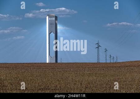 Elektroanlage. Der weltweit erste kommerzielle konzentrierende Solarstromturm in Sanlucar la Mayor, in der Nähe von Sevilla, Spanien Stockfoto