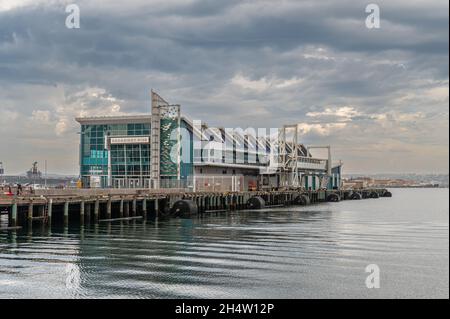 San Diego, California, USA - 4. Oktober 2021: Broadway Pier im Hafen mit modernem US Custom und Grenzschutzgebäude unter schwerer Wolkenlandschaft. Stockfoto