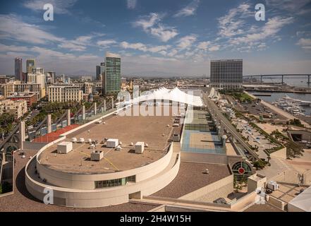 San Diego, Kalifornien, USA - 4. Oktober 2021: Luftaufnahme auf dem Convention Center mit dem Hilton Bayfront Hotel hinten unter blauer Wolkenlandschaft, More Building Stockfoto