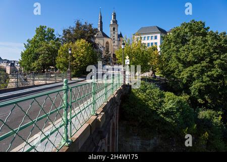 Europa, Luxemburg, Luxemburg-Stadt, die Pont du Chateau (Burgbrücke), die die Montée de Clausen in Richtung Église Saint-Michel führt Stockfoto