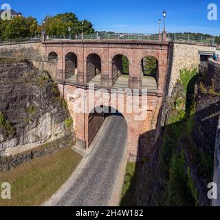 Europa, Luxemburg, Luxemburg-Stadt, die Pont du Chateau (Burgbrücke) mit der Montée de Clausen über der Rue Sosthène Weis Stockfoto