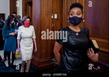 Washington, Vereinigte Staaten. November 2021. Die Vertreterin der Vereinigten Staaten, Shontel Brown (Demokrat von Ohio), rechts, führt den Weg in den Rayburn Room mit der Sprecherin des Repräsentantenhauses der Vereinigten Staaten, Nancy Pelosi (Demokratin von Kalifornien), links, für eine feierliche Vereidigung im US-Kapitol in Washington, DC, Donnerstag, 4. November 2021. Kredit: Rod Lampey/CNP/dpa/Alamy Live Nachrichten Stockfoto