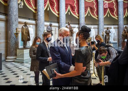 Der US-Repräsentant Shontel Brown (Demokrat von Ohio), rechts, wird vom Mehrheitsführer des US-Repräsentantenhauses Steny Hoyer (Demokrat von Maryland), links, begrüßt, nachdem er als Mitglied des Congressional Black Caucus in der Statuary Hall im US-Kapitol in Washington, DC, am Donnerstag, den 4. November 2021, vereidigt wurde. Kredit: Rod Lampey/CNP Stockfoto