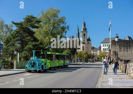 Europa, Luxemburg, Luxemburg-Stadt, Montée de Clausen in der Nähe der Casemates du Bock und der Burgbrücke mit Touristenzug Stockfoto