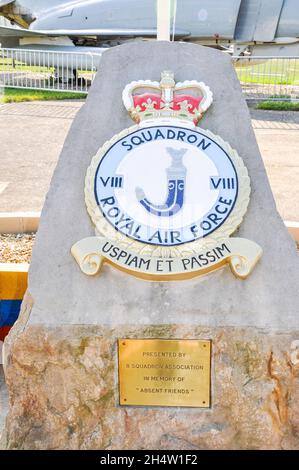 8 Squadron Gedenkstein bei RAF Waddington, Lincolnshire, Großbritannien, präsentiert von 8 Squadron Association. Staffelwappen und Motto. Jambiya Dolch Stockfoto