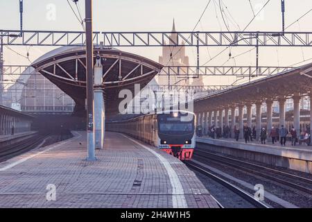 Moskau, Russland - 09. Oktober 2021: Der Personenzug steht morgens am Bahnsteig. Stockfoto