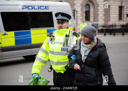 London, England, Großbritannien. November 2021. Die britische Polizei nimmt Verhaftungen vor, während Klimaaktivisten eine Demonstration inszenieren und die Straßen um den Parliament Square blockieren. Während der Demonstration klebten sich Mitglieder der Beleidigung Großbritanniens an die Straßen rund um den Parliament Square. Quelle: Rasid aSlim/ZUMA Wire/Alamy Live News Stockfoto