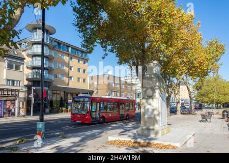 War Memorial, High Street, Feltham, London Borough of Hounslow, Greater London, England, Vereinigtes Königreich Stockfoto