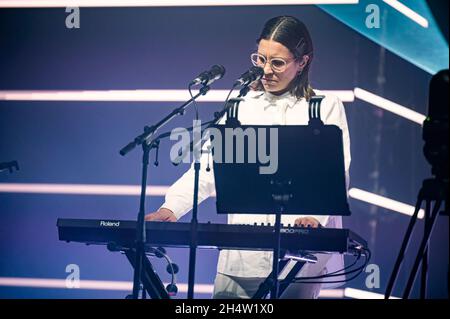 Manchester, Großbritannien. Oktober 2021. J. Willgoose, Esq, Wrigglesworth und J F Abraham von Electronic, Sample Band Public Service Broadcasting treten im Manchester O2 Apollo auf. 2021-11-04. Kredit: Gary Mather/Alamy Live Nachrichten Stockfoto