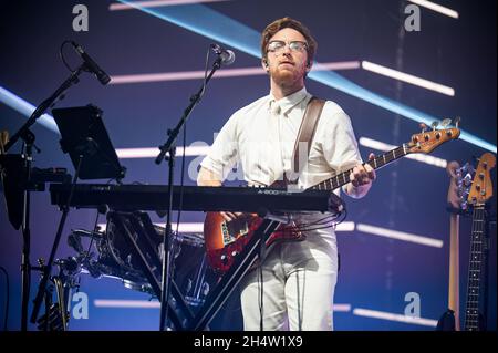 Manchester, Großbritannien. Oktober 2021. J. Willgoose, Esq, Wrigglesworth und J F Abraham von Electronic, Sample Band Public Service Broadcasting treten im Manchester O2 Apollo auf. 2021-11-04. Kredit: Gary Mather/Alamy Live Nachrichten Stockfoto