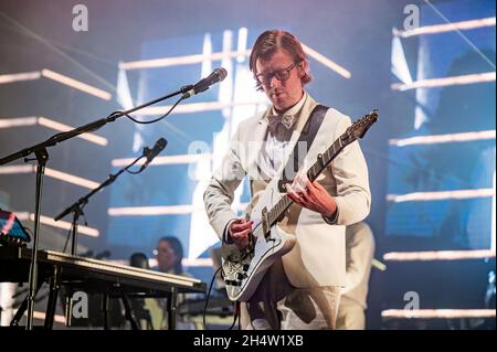 Manchester, Großbritannien. Oktober 2021. J. Willgoose, Esq, Wrigglesworth und J F Abraham von Electronic, Sample Band Public Service Broadcasting treten im Manchester O2 Apollo auf. 2021-11-04. Kredit: Gary Mather/Alamy Live Nachrichten Stockfoto