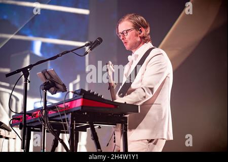 Manchester, Großbritannien. Oktober 2021. J. Willgoose, Esq, Wrigglesworth und J F Abraham von Electronic, Sample Band Public Service Broadcasting treten im Manchester O2 Apollo auf. 2021-11-04. Kredit: Gary Mather/Alamy Live Nachrichten Stockfoto