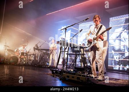 Manchester, Großbritannien. Oktober 2021. J. Willgoose, Esq, Wrigglesworth und J F Abraham von Electronic, Sample Band Public Service Broadcasting treten im Manchester O2 Apollo auf. 2021-11-04. Kredit: Gary Mather/Alamy Live Nachrichten Stockfoto