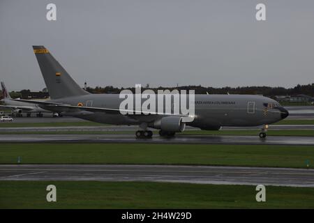 FAC 1202, eine Boeing 767MMTT der kolumbianischen Luftwaffe (Fuerza Aérea Colombiana - FAC), bei der Ankunft am internationalen Flughafen Prestwick in Ayrshire, Schottland. Das Flugzeug brachte Präsident Duque und andere kolumbianische Delegierte zum COP26-Gipfel in Glasgow nach Schottland. Stockfoto