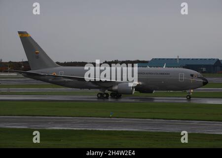 FAC 1202, eine Boeing 767MMTT der kolumbianischen Luftwaffe (Fuerza Aérea Colombiana - FAC), bei der Ankunft am internationalen Flughafen Prestwick in Ayrshire, Schottland. Das Flugzeug brachte Präsident Duque und andere kolumbianische Delegierte zum COP26-Gipfel in Glasgow nach Schottland. Stockfoto