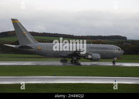 FAC 1202, eine Boeing 767MMTT der kolumbianischen Luftwaffe (Fuerza Aérea Colombiana - FAC), bei der Ankunft am internationalen Flughafen Prestwick in Ayrshire, Schottland. Das Flugzeug brachte Präsident Duque und andere kolumbianische Delegierte zum COP26-Gipfel in Glasgow nach Schottland. Stockfoto