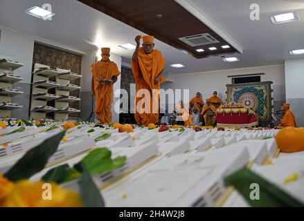 Mumbai, Indien. November 2021. Priester streuen Blütenblätter auf Chopda (Bücher von Konten) im Swaminarayan-Tempel in Dadar in Mumbai.Chopda (Bücher von Konten) Poojan-Rituale wurden im Tempelgelände durchgeführt und eifrige Anhänger beobachteten dasselbe online, wie es Beschränkungen für das Sammeln von Menschen aufgrund einer Coronavirus-Pandemie gab. Kredit: SOPA Images Limited/Alamy Live Nachrichten Stockfoto