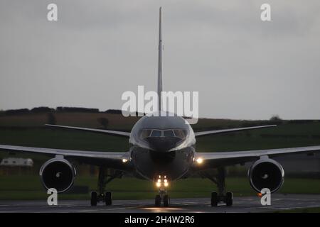 FAC 1202, eine Boeing 767MMTT der kolumbianischen Luftwaffe (Fuerza Aérea Colombiana - FAC), bei der Ankunft am internationalen Flughafen Prestwick in Ayrshire, Schottland. Das Flugzeug brachte Präsident Duque und andere kolumbianische Delegierte zum COP26-Gipfel in Glasgow nach Schottland. Stockfoto