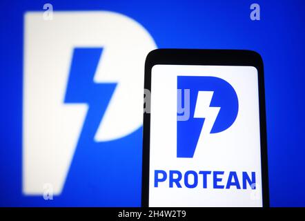 Ukraine. November 2021. In dieser Abbildung ist ein Protean Electric Logo auf einem Smartphone und einem pc-Bildschirm zu sehen. (Foto von Pavlo Gonchar/SOPA Images/Sipa USA) Quelle: SIPA USA/Alamy Live News Stockfoto