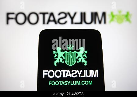 Ukraine. November 2021. In dieser Abbildung ist ein Footasyl-Logo auf einem Smartphone und einem pc-Bildschirm zu sehen. (Foto von Pavlo Gonchar/SOPA Images/Sipa USA) Quelle: SIPA USA/Alamy Live News Stockfoto