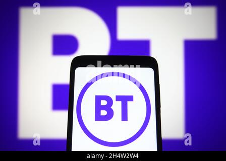 Ukraine. November 2021. In dieser Abbildung ist ein Logo der BT Group plc (ehemals British Telecom) auf einem Smartphone-Bildschirm zu sehen. (Foto von Pavlo Gonchar/SOPA Images/Sipa USA) Quelle: SIPA USA/Alamy Live News Stockfoto