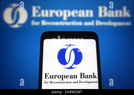 Ukraine. November 2021. In dieser Abbildung ist das Logo der Europäischen Bank für Wiederaufbau und Entwicklung (EBWE) auf einem Smartphone-Bildschirm zu sehen. (Foto von Pavlo Gonchar/SOPA Images/Sipa USA) Quelle: SIPA USA/Alamy Live News Stockfoto