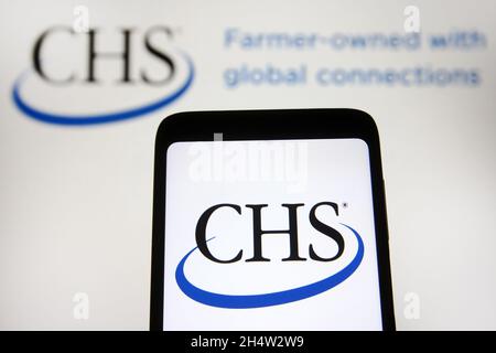 Ukraine. November 2021. In dieser Abbildung ist ein CHS Inc.-Logo auf einem Smartphone und einem pc-Bildschirm zu sehen. (Foto von Pavlo Gonchar/SOPA Images/Sipa USA) Quelle: SIPA USA/Alamy Live News Stockfoto