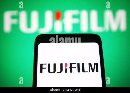 Ukraine. November 2021. In dieser Abbildung ist ein Logo der Fujifilm Holdings Corporation auf einem Smartphone und einem pc-Bildschirm zu sehen. (Foto von Pavlo Gonchar/SOPA Images/Sipa USA) Quelle: SIPA USA/Alamy Live News Stockfoto