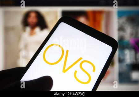 Ukraine. November 2021. In dieser Abbildung ist ein OVS-Logo auf einem Smartphone-Bildschirm vor der Website zu sehen. (Foto von Pavlo Gonchar/SOPA Images/Sipa USA) Quelle: SIPA USA/Alamy Live News Stockfoto