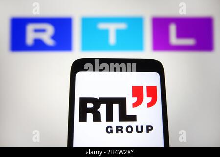 Ukraine. November 2021. In dieser Abbildung ist ein Logo der RTL Group S.A. auf einem Smartphone und einem pc-Bildschirm zu sehen. (Foto von Pavlo Gonchar/SOPA Images/Sipa USA) Quelle: SIPA USA/Alamy Live News Stockfoto