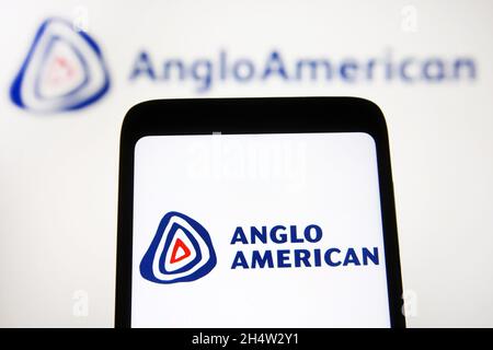 Ukraine. November 2021. In dieser Fotolabbildung ist ein Anglo American plc Logo eines Bergbauunternehmens auf einem Smartphone und einem pc-Bildschirm zu sehen. (Foto von Pavlo Gonchar/SOPA Images/Sipa USA) Quelle: SIPA USA/Alamy Live News Stockfoto