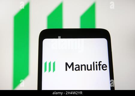 Ukraine. November 2021. Auf dieser Fotolabbildung ist ein Logo der Manulife Financial Corporation (Financière Manuvie) auf einem Smartphone-Bildschirm zu sehen. (Foto von Pavlo Gonchar/SOPA Images/Sipa USA) Quelle: SIPA USA/Alamy Live News Stockfoto