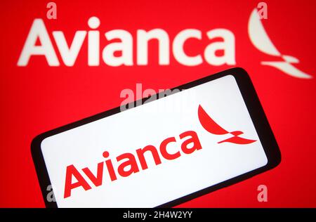 Ukraine. November 2021. Auf dieser Abbildung ist ein Avianca Holdings S.A. Logo einer Fluggesellschaft auf einem Smartphone-Bildschirm zu sehen. (Foto von Pavlo Gonchar/SOPA Images/Sipa USA) Quelle: SIPA USA/Alamy Live News Stockfoto