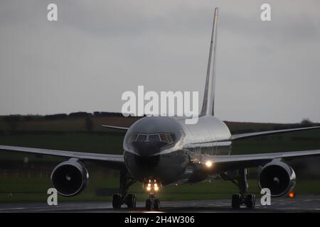 FAC 1202, eine Boeing 767MMTT der kolumbianischen Luftwaffe (Fuerza Aérea Colombiana - FAC), bei der Ankunft am internationalen Flughafen Prestwick in Ayrshire, Schottland. Das Flugzeug brachte Präsident Duque und andere kolumbianische Delegierte zum COP26-Gipfel in Glasgow nach Schottland. Stockfoto