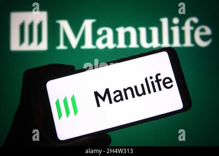 Ukraine. November 2021. Auf dieser Fotolabbildung ist ein Logo der Manulife Financial Corporation (Financière Manuvie) auf einem Smartphone und einem pc-Bildschirm zu sehen. (Foto von Pavlo Gonchar/SOPA Images/Sipa USA) Quelle: SIPA USA/Alamy Live News Stockfoto