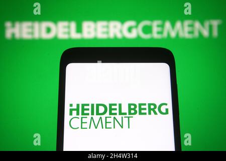 Ukraine. November 2021. In dieser Abbildung ist ein Logo der HeidelbergCement AG auf einem Smartphone und einem pc-Bildschirm zu sehen. (Foto von Pavlo Gonchar/SOPA Images/Sipa USA) Quelle: SIPA USA/Alamy Live News Stockfoto