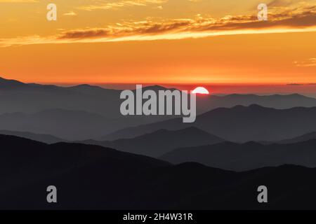 Ein klassischer Blick auf den Sonnenuntergang über Schichten von Bergkämmen im Great Smoky Mountains National Park. Stockfoto