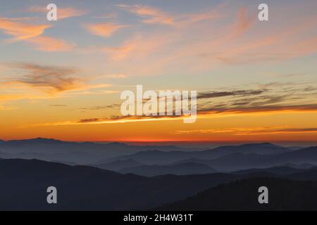 Schichten von Bergrücken kurz nach Sonnenuntergang im Great Smoky Mountains National Park. Stockfoto