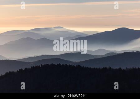 Ein klassischer Blick auf Wolken, die kurz vor Sonnenuntergang über Schichten von Bergrücken im Great Smoky Mountains National Park Rollen. Stockfoto