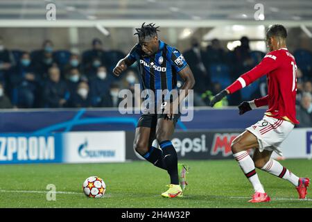 Bergamo, Italien. November 2021. Italien, Bergamo, 2 2021. november: Duvan Zapata (Atalanta-Stürmer) greift während des Fußballspiels ATALANTA gegen MANCHESTER UTD in der ersten Hälfte das Strafraum an, UCL-Spieltag 4, Gewiss-Stadion (Foto: Fabrizio Andrea Bertani/Pacific Press) Quelle: Pacific Press Media Production Corp./Alamy Live News Stockfoto