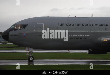 FAC 1202, eine Boeing 767MMTT der kolumbianischen Luftwaffe (Fuerza Aérea Colombiana - FAC), bei der Ankunft am internationalen Flughafen Prestwick in Ayrshire, Schottland. Das Flugzeug brachte Präsident Duque und andere kolumbianische Delegierte zum COP26-Gipfel in Glasgow nach Schottland. Stockfoto