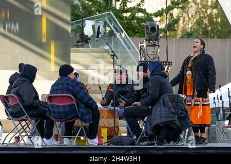 Junge indigene Frau Danielle Migwans mit All Nation Big Drum Singers / Drummers beim Indigenous Legacy Gathering 4. November 2021 Toronto, Kanada Stockfoto