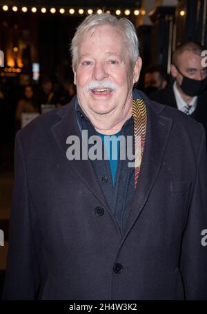 LONDON - ENGLAND 04 Nov: Armistead Maupin nimmt an der West End Premiere von National Theatre's 'The Ocean' am Ende der Lane, Duke of York's Theatre, London, UK - 04 Nov 2021 Teil. Foto von Gary Mitchell/Alamy Live News Stockfoto