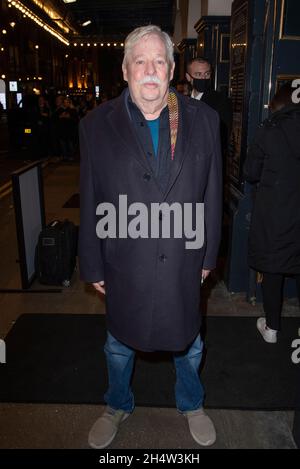 LONDON - ENGLAND 04 Nov: Armistead Maupin nimmt an der West End Premiere von National Theatre's 'The Ocean' am Ende der Lane, Duke of York's Theatre, London, UK - 04 Nov 2021 Teil. Foto von Gary Mitchell/Alamy Live News Stockfoto